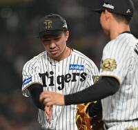 　９回を投げ終え森下（右）とタッチを交わす石井（撮影・西田忠信）