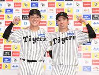 　お立ち台でポーズを決める豊田（左）と石井（撮影・西田忠信）