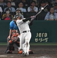 　４回、タイムリーを放つ大山（撮影・飯室逸平）