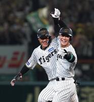 　９回、サヨナラ犠飛を放った豊田と笑顔を見せる大山（左）＝撮影・北村雅宏