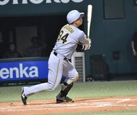 　７回、本塁打を放った原口