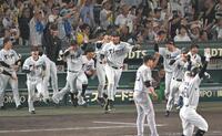 　９回、サヨナラに歓喜する阪神ナイン＝３日