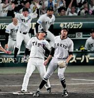 　９回、マルティネス（右）強襲の内野安打で出塁する大山＝３日