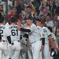 　９回、サヨナラ犠飛を放った豊田をねぎらう藤川監督（中央）＝撮影・北村雅宏