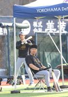 　テントの下で練習の打席を待つ佐藤輝（撮影・西岡正）