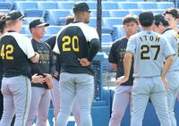 　投手ミーティングに参加する村上（左から２人目）、デュプランティエ（２０）、伊藤将（２７）ら（撮影・西岡正）