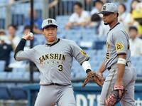 　シートノックを受ける大山。右はヘルナンデス（撮影・田中太一）