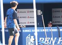 　若松（左）にあいさつされて、笑みを浮かべる藤川監督＝撮影・西岡正