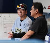 　佐々木主浩氏（右）と話をする藤川監督（撮影・田中太一）