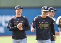 　笑顔を見せる（左から）森下、小幡、高寺（撮影・田中太一）