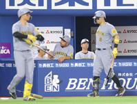 　６回、中野のバントが捕邪飛となり、厳しい表情を浮かべる藤川監督（右から２人目）＝撮影・西岡正