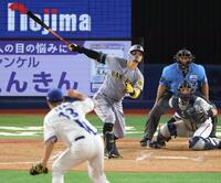 　８回、勝ち越し犠飛を放つ佐藤輝（撮影・金田祐二）