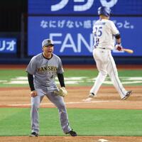 　７回、代打・筒香を空振り三振にしとめ、ほえる村上（撮影・金田祐二）