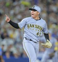 　７回、桑原のスイングをアピールする村上（撮影・西岡正）