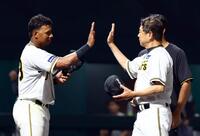 　アルナエス（左）は平田２軍監督とタッチする（撮影・山口登）