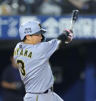 　８回、左前打を放つ大山（撮影・西岡正）