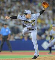 　８回に登板し力投する石井（撮影・西岡正）