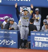 　９回、熊谷の適時二塁打で喜ぶ佐藤輝（撮影・金田祐二）