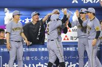 　９回、熊谷の適時二塁打で生還した植田（中央）を祝福する村上（左から２人目）ら阪神ナイン（撮影・西岡正）