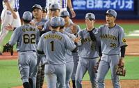 　喜ぶ阪神ナイン（撮影・金田祐二）