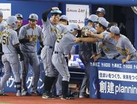 　９回、熊谷の適時二塁打で生還の植田を迎えて盛り上がる阪神ベンチ（撮影・金田祐二）