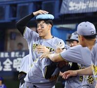 　９回、熊谷の適時打でベンチから喜ぶ佐藤輝。手前は生還した植田（撮影・田中太一）