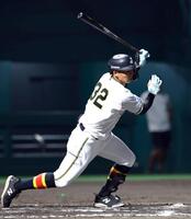 　８回、右翼線に二塁打を放つ井上（撮影・山口登）