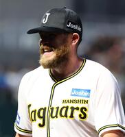 　７回を終え、ビーズリーは笑顔でベンチに戻る（撮影・山口登）