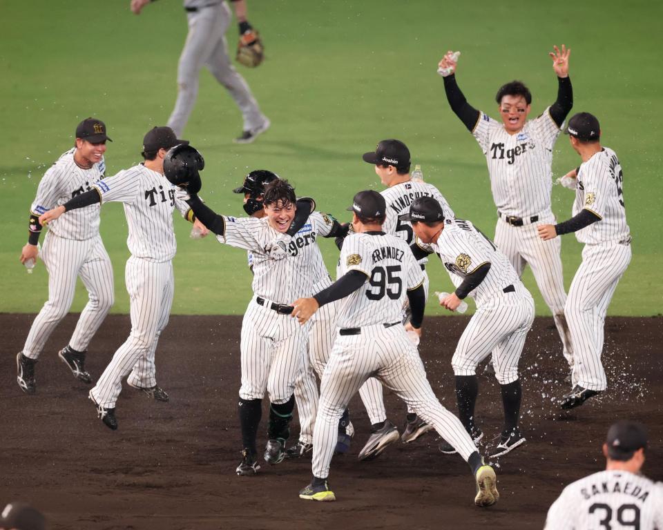 　９回、サヨナラとなる中犠飛を放ちナインから手荒い祝福を受ける豊田（中央）＝撮影・立川洋一郎