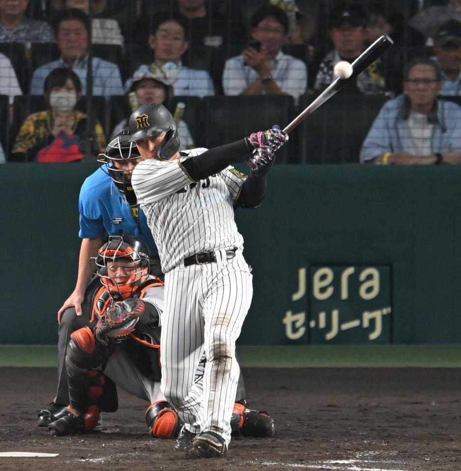 　４回、タイムリーを放つ大山（撮影・飯室逸平）