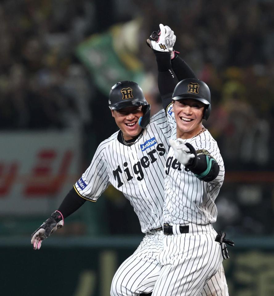 　９回、サヨナラ犠飛を放った豊田と笑顔を見せる大山（左）＝撮影・北村雅宏