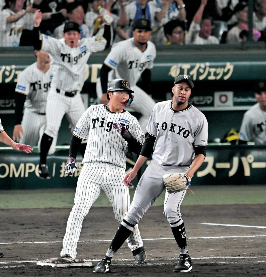 　９回、マルティネス（右）強襲の内野安打で出塁する大山＝３日