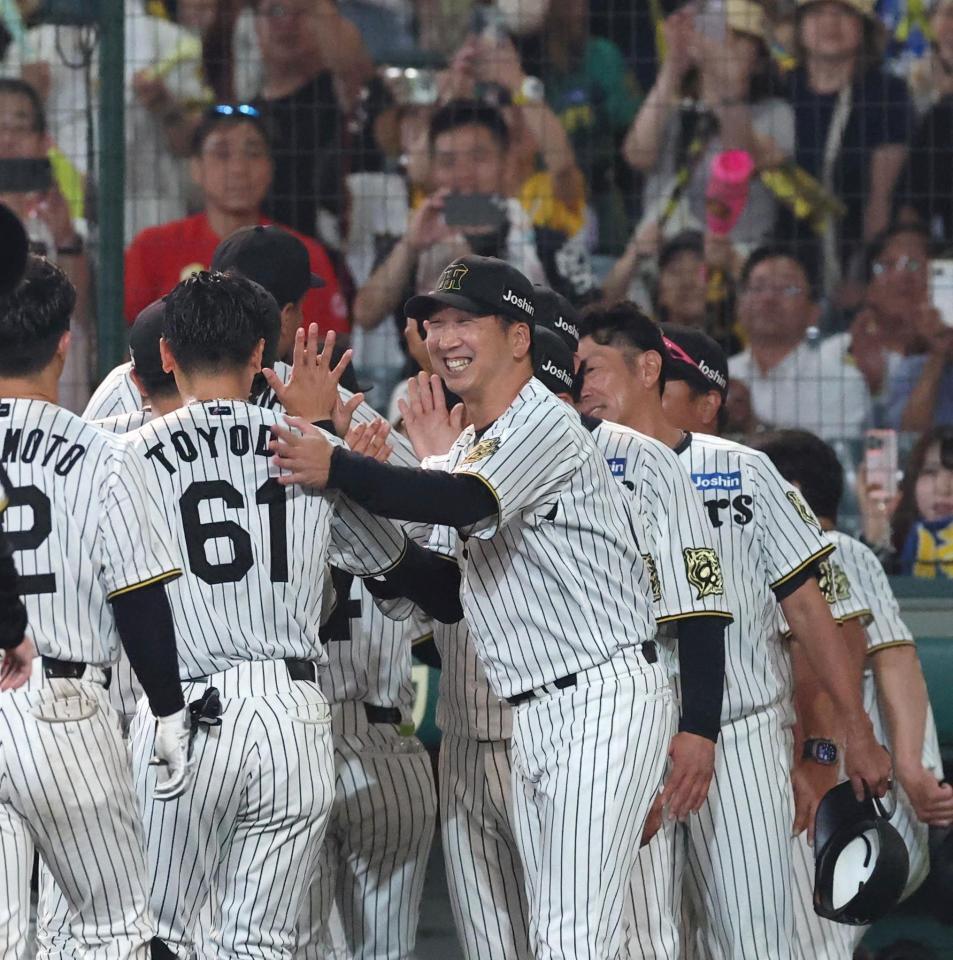 　９回、サヨナラ犠飛を放った豊田をねぎらう藤川監督（中央）＝撮影・北村雅宏