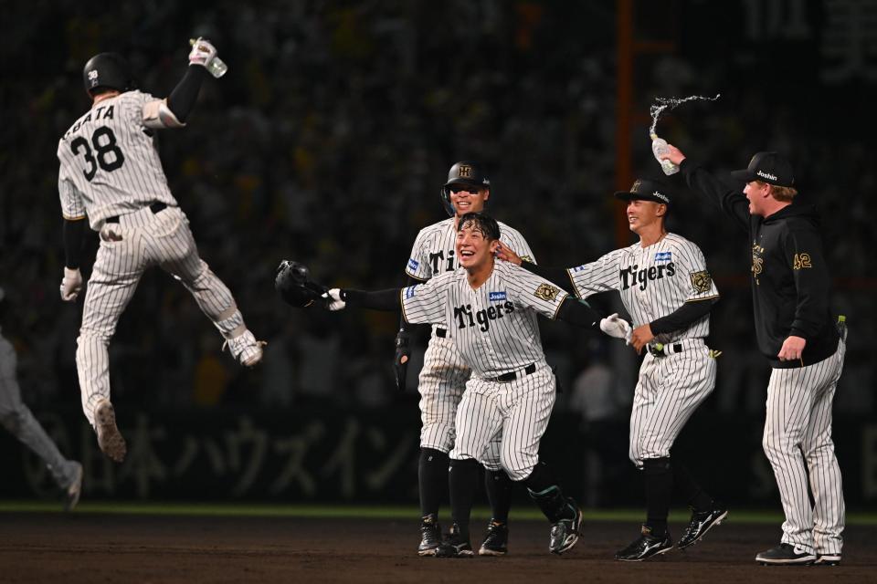 　９回、サヨナラ犠飛を放ち祝福される豊田（撮影・西田忠信）