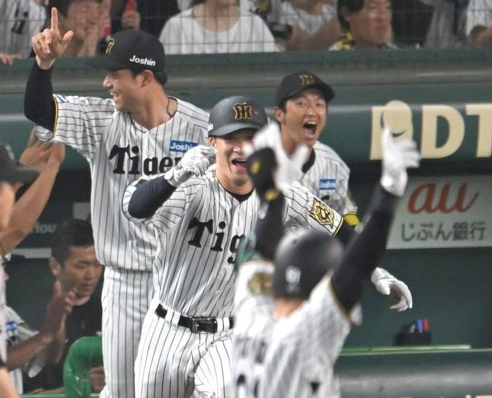 　９回、サヨナラに歓喜する近本（右奥）ら阪神ナイン＝３日