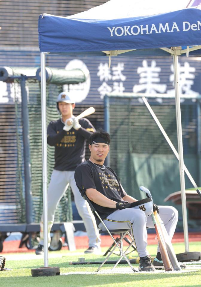 　テントの下で練習の打席を待つ佐藤輝（撮影・西岡正）