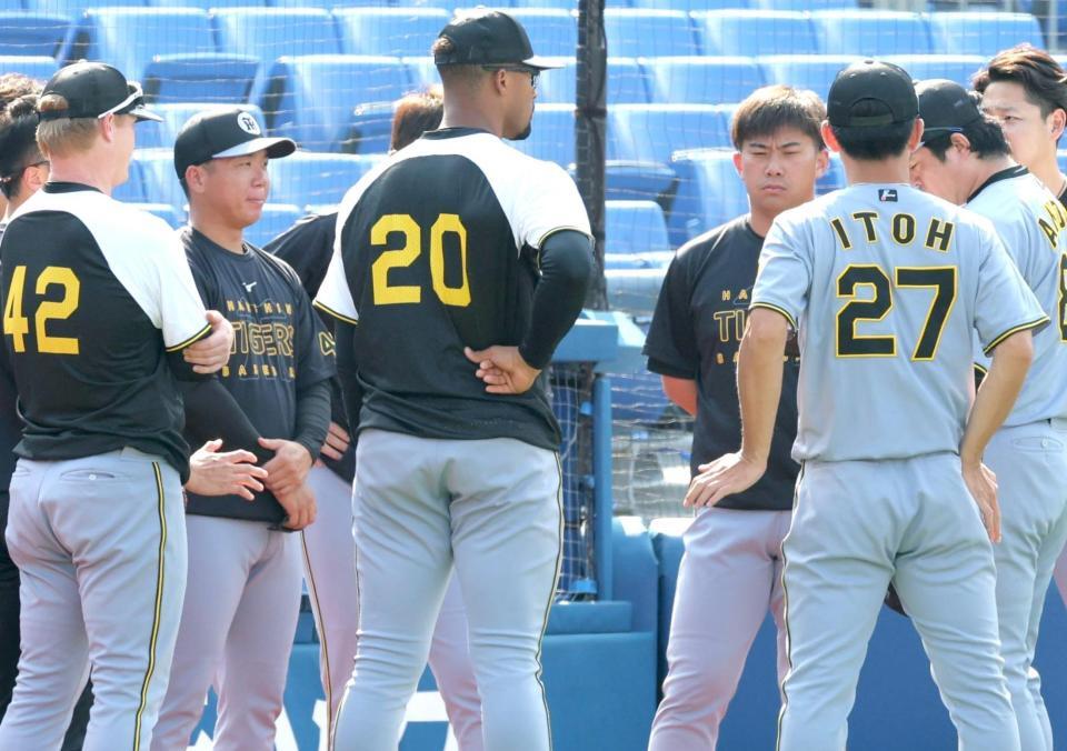 　投手ミーティングに参加する村上（左から２人目）、デュプランティエ（２０）、伊藤将（２７）ら（撮影・西岡正）