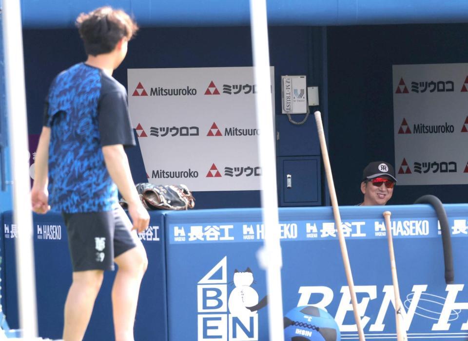 　若松（左）にあいさつされて、笑みを浮かべる藤川監督＝撮影・西岡正