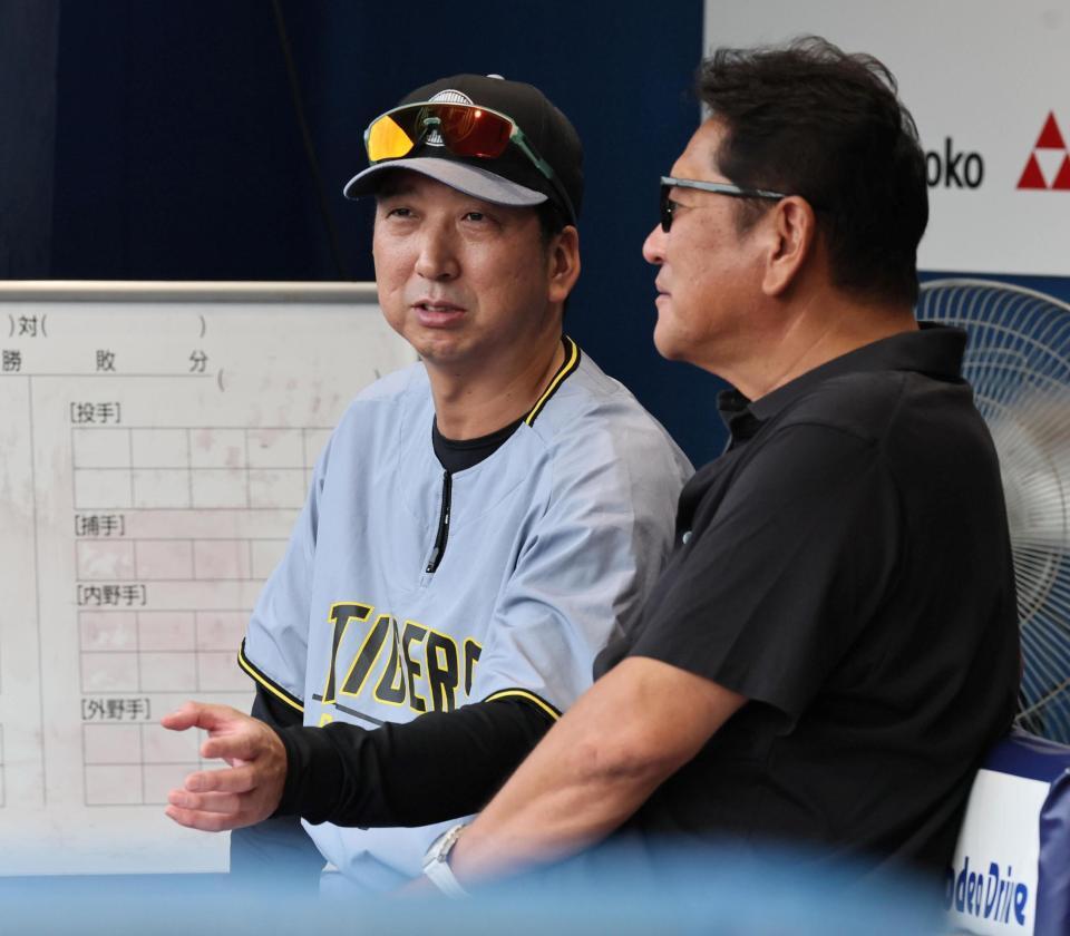 　佐々木主浩氏（右）と話をする藤川監督（撮影・田中太一）