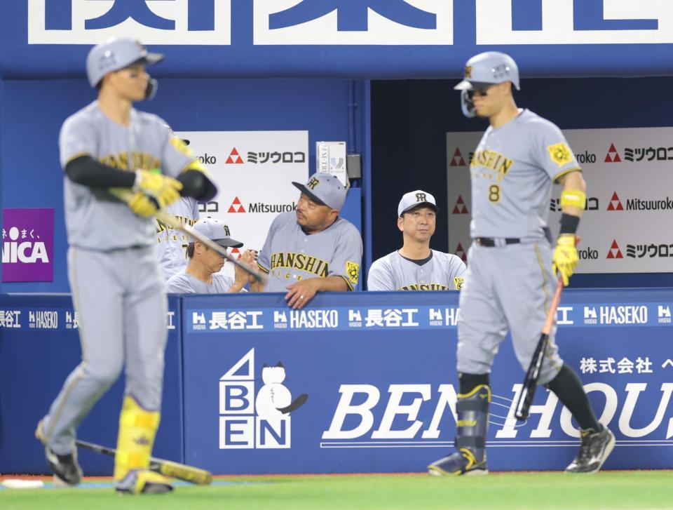 　６回、中野のバントが捕邪飛となり、厳しい表情を浮かべる藤川監督（右から２人目）＝撮影・西岡正