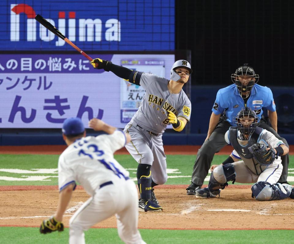 　８回、勝ち越し犠飛を放つ佐藤輝（撮影・金田祐二）