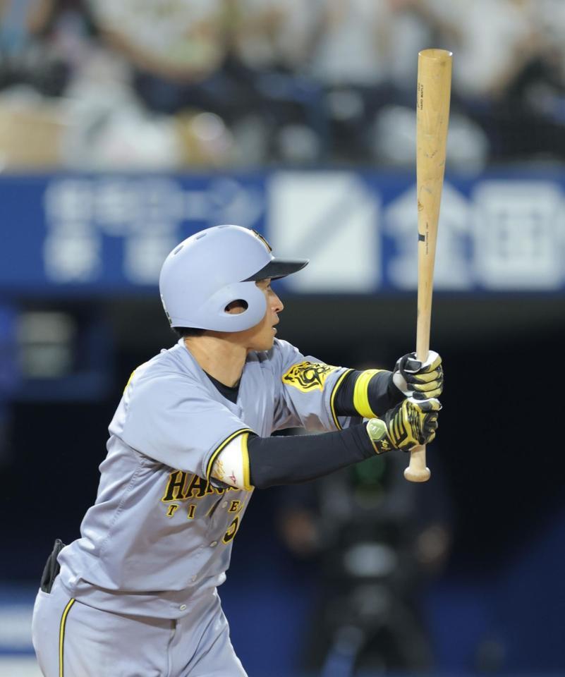 　８回、同点打を放つ近本（撮影・西岡正）