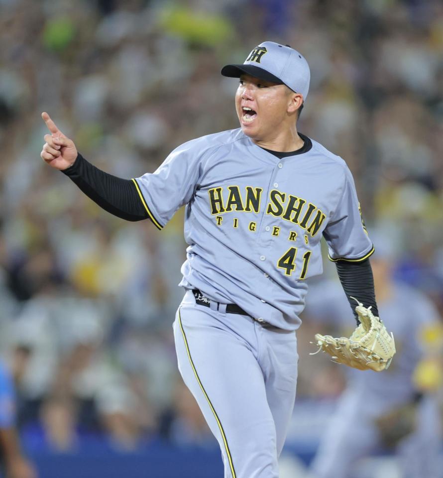 　７回、桑原のスイングをアピールする村上（撮影・西岡正）