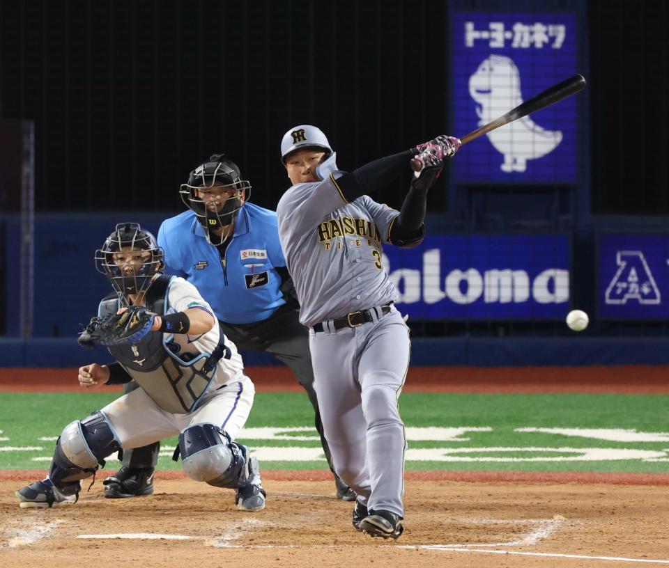 　８回、左前打を放つ代打・大山（撮影・金田祐二）