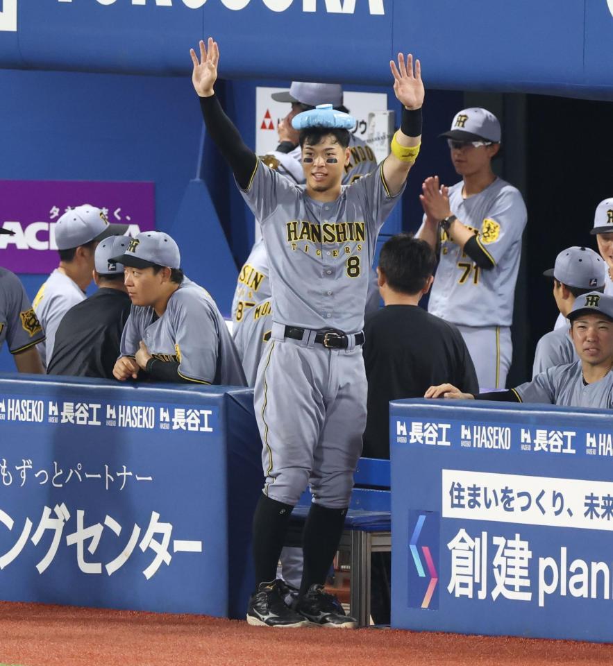 　９回、熊谷の適時二塁打で喜ぶ佐藤輝（撮影・金田祐二）