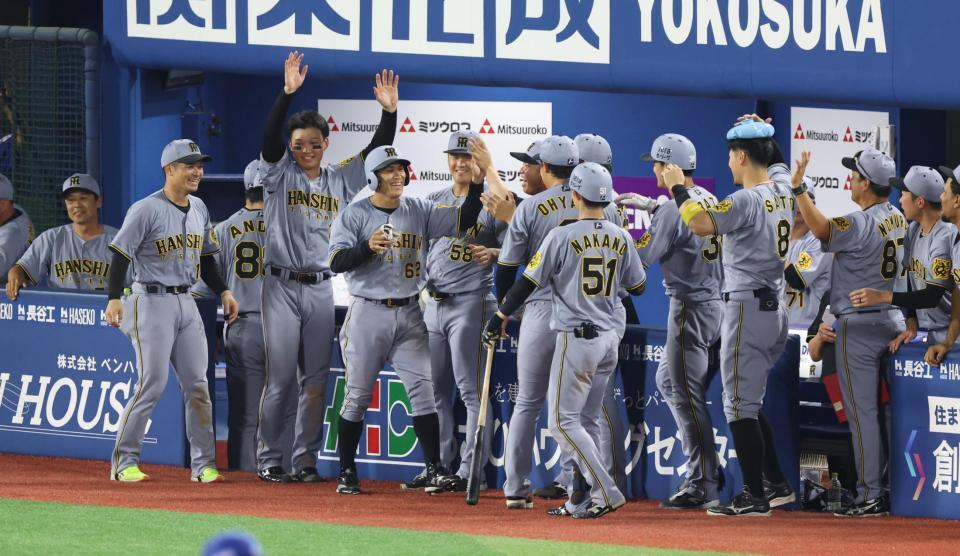 　９回、熊谷の適時二塁打で生還の植田を迎えて盛り上がる阪神ベンチ（撮影・金田祐二）