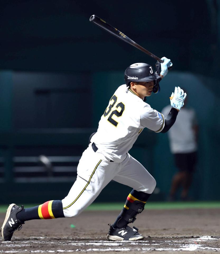 　８回、右翼線に二塁打を放つ井上（撮影・山口登）