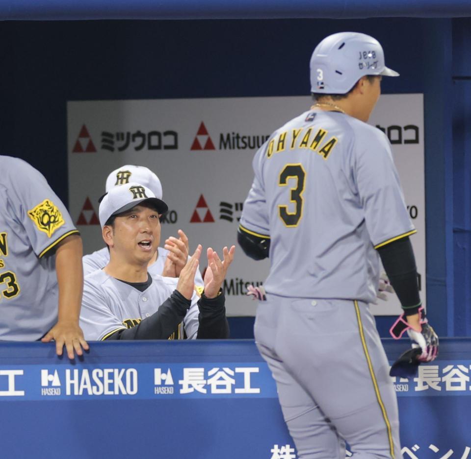 　８回、左前打を放った大山（右）を拍手で迎える藤川監督（撮影・西岡正）