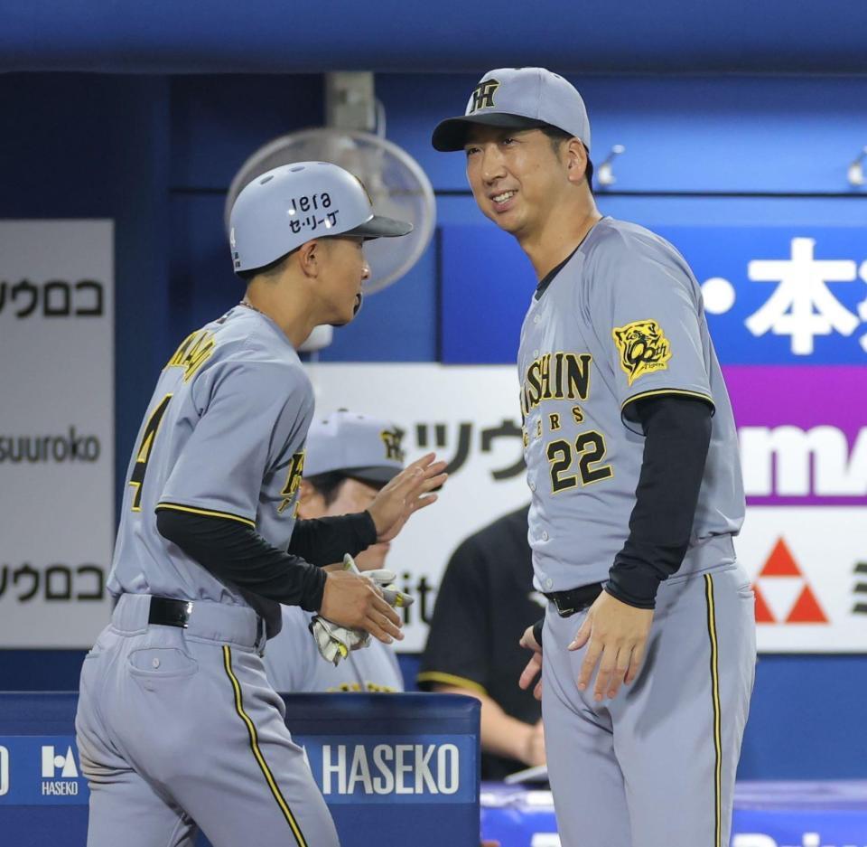 　８回、勝ち越しに成功し、生還した熊谷（左）を笑顔で迎える藤川監督（撮影・西岡正）