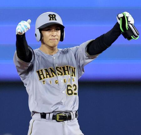 　９回、適時二塁打を放つ植田（撮影・田中太一）